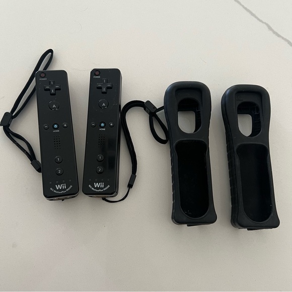 Wii MotionPlus remotes and Nunchucks Black 2 each - Picture 3 of 3